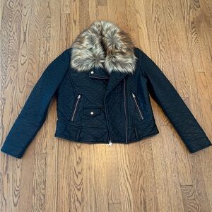 MARC NEW YORK ANDREW MARC BLACK FAUX LEATHER JACKET W/ FAUX FUR COLLAR – SIZE L